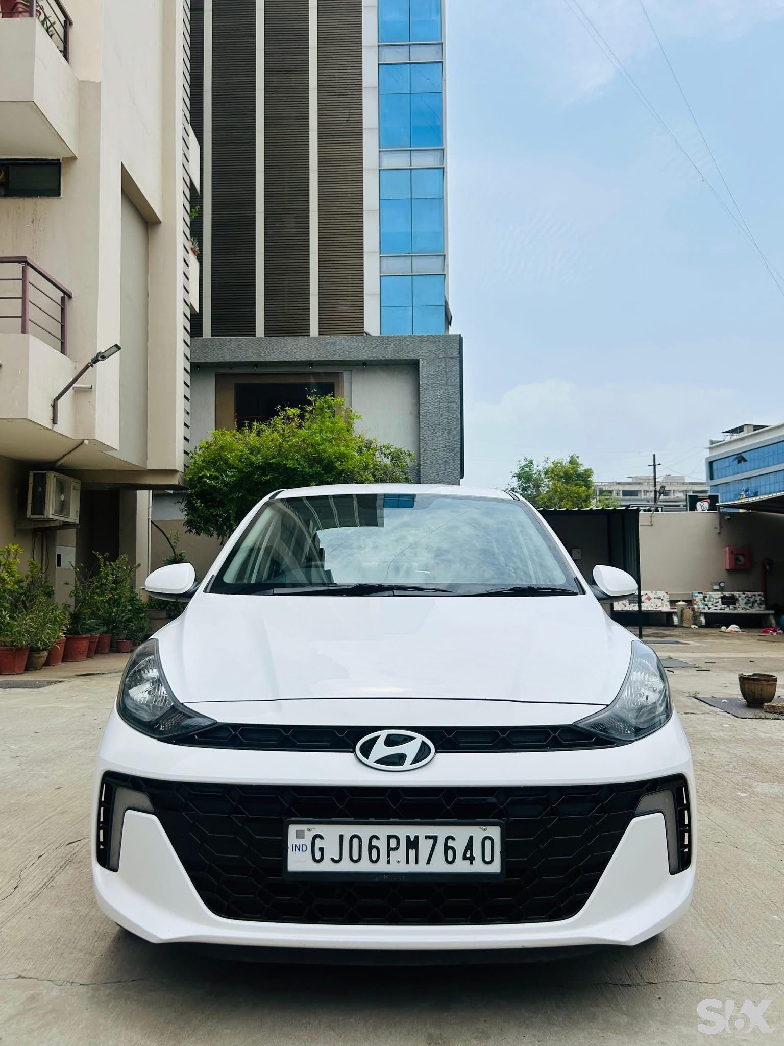 Hyundai Aura 12-s-cng Used cars in Vadodara
